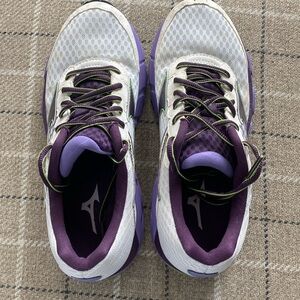 Mizuno sneakers size 8.5